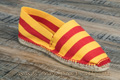 Espadrilles cousues main en toile rayée jaune et rouge